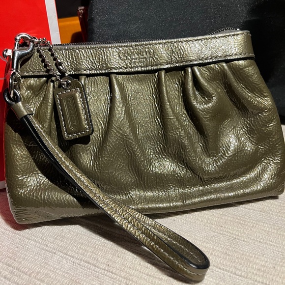 🎉!LIKE NEW🎊 Beautiful, Coach, shiny wristlet! - Picture 13 of 15
